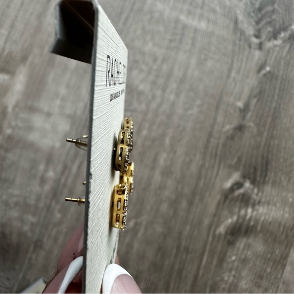 Rachel Zoe, Clover Earring Studs in Black and Mother of Pearl, Gold Plated - Picture 4 of 4